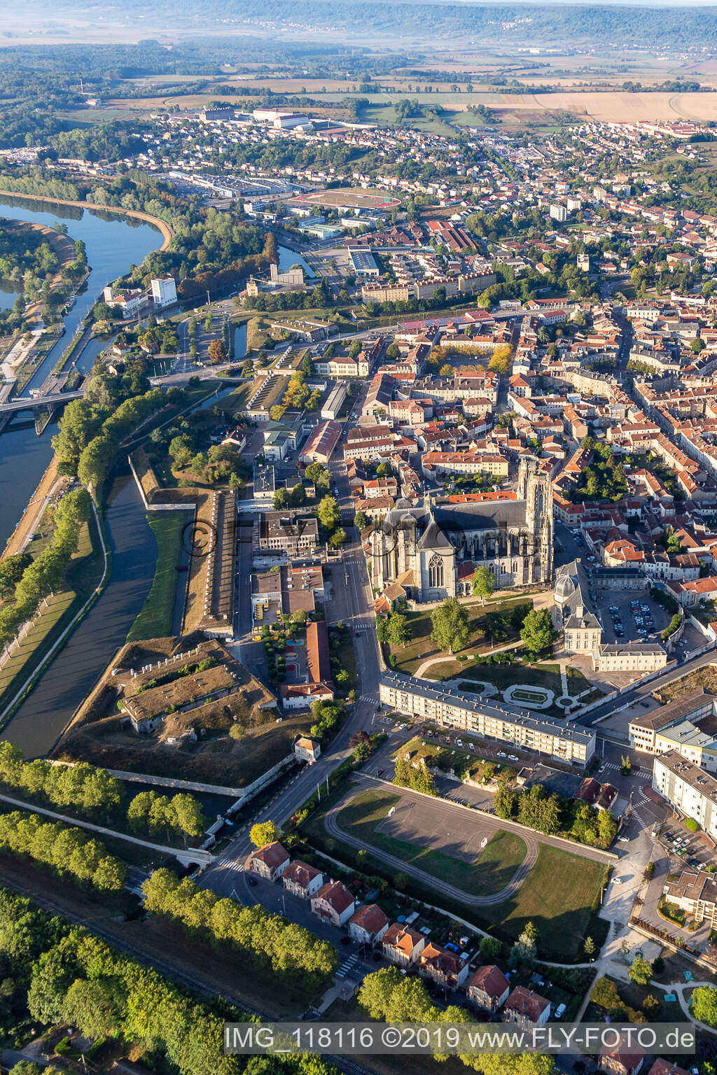 Schrägluftbild von Cathedrale Saint-Etienne de Toul im Bundesland Meurthe-et-Moselle, Frankreich