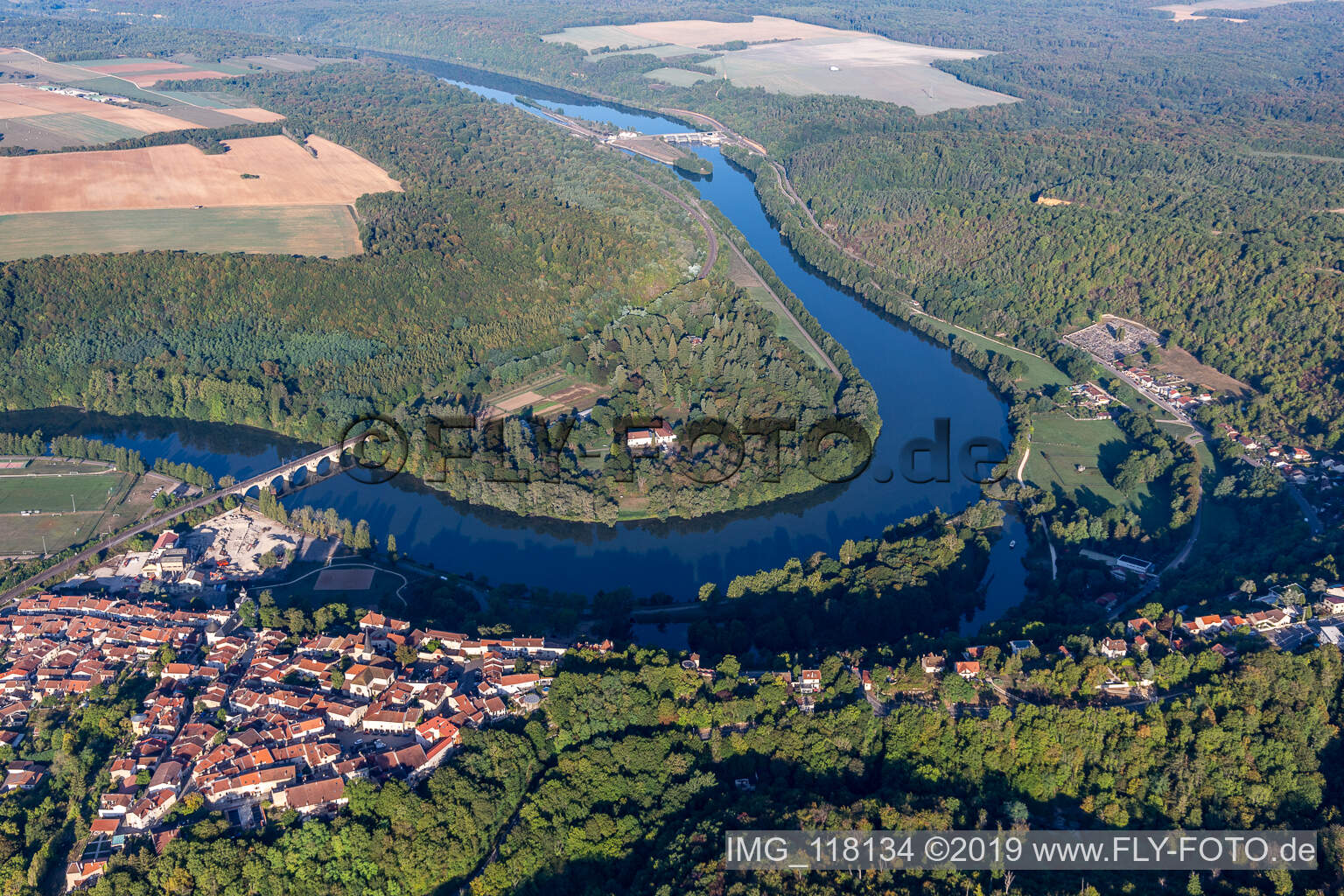 Luftbild von Moselknie, Domaine des Eaux Bleues in Pagny-la-Blanche-Côte im Bundesland Meuse, Frankreich