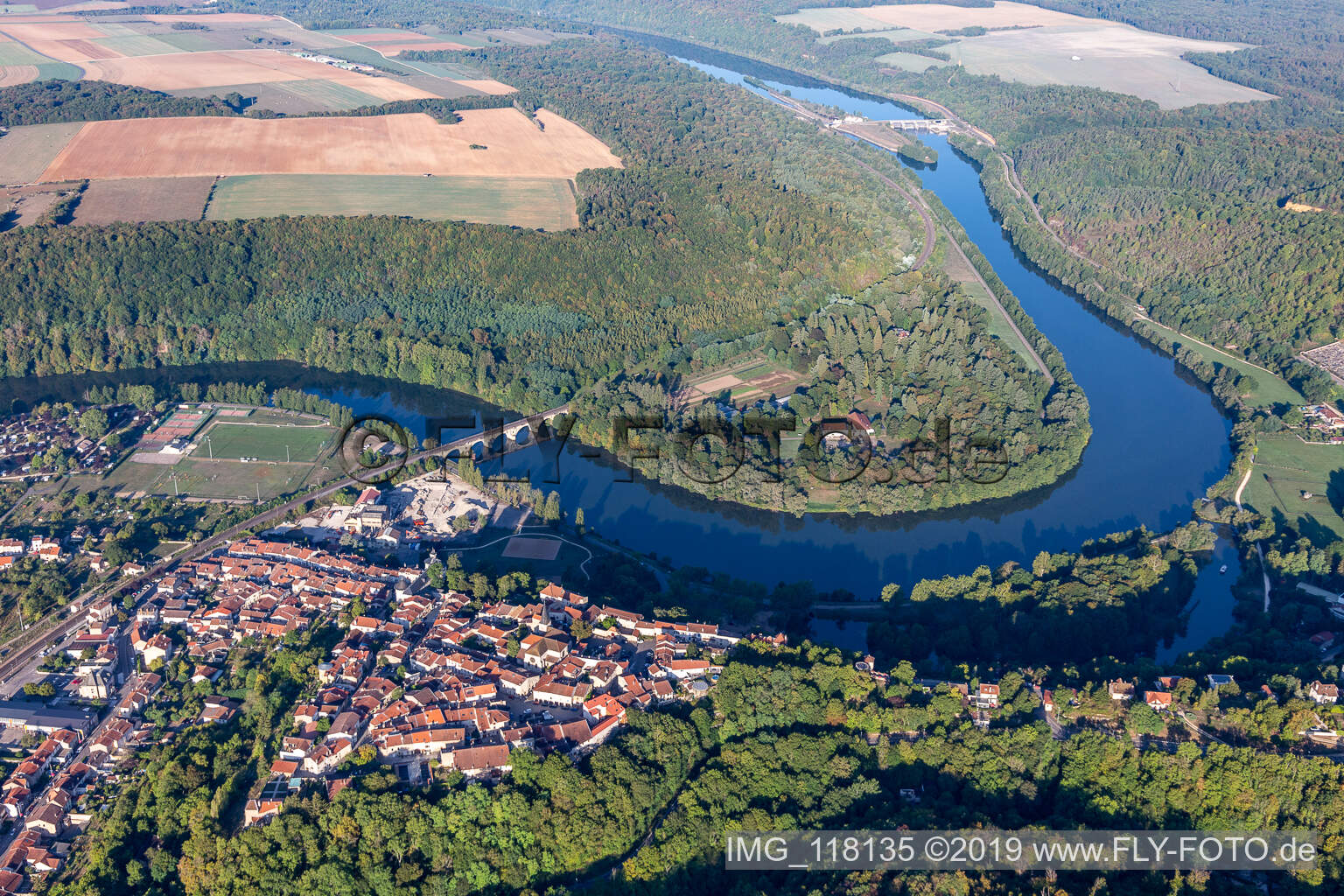 Moselknie und Domaine des Eaux Bleues in Liverdun in Grand Est im Bundesland Meurthe-et-Moselle, Frankreich