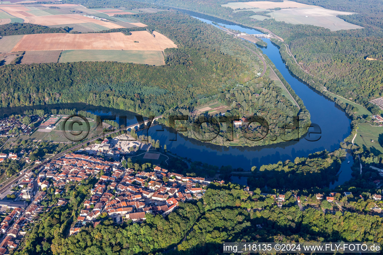 Moselknie und Domaine des Eaux Bleues in Liverdun in Grand Est im Bundesland Meurthe-et-Moselle, Frankreich