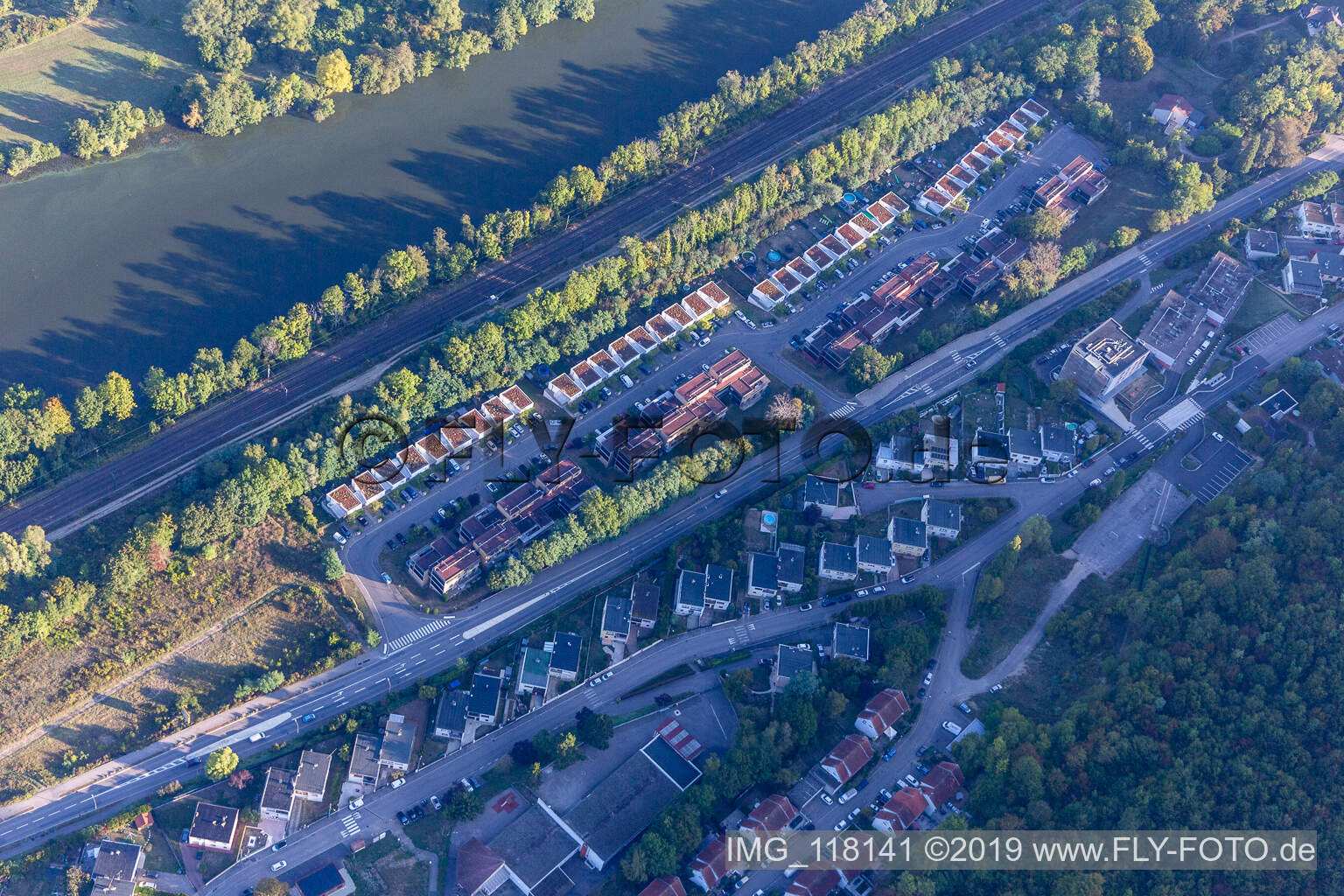 Luftbild von Wohnsiedlung über dem Moselufer: Avenue Mozart in Liverdun im Bundesland Meurthe-et-Moselle, Frankreich