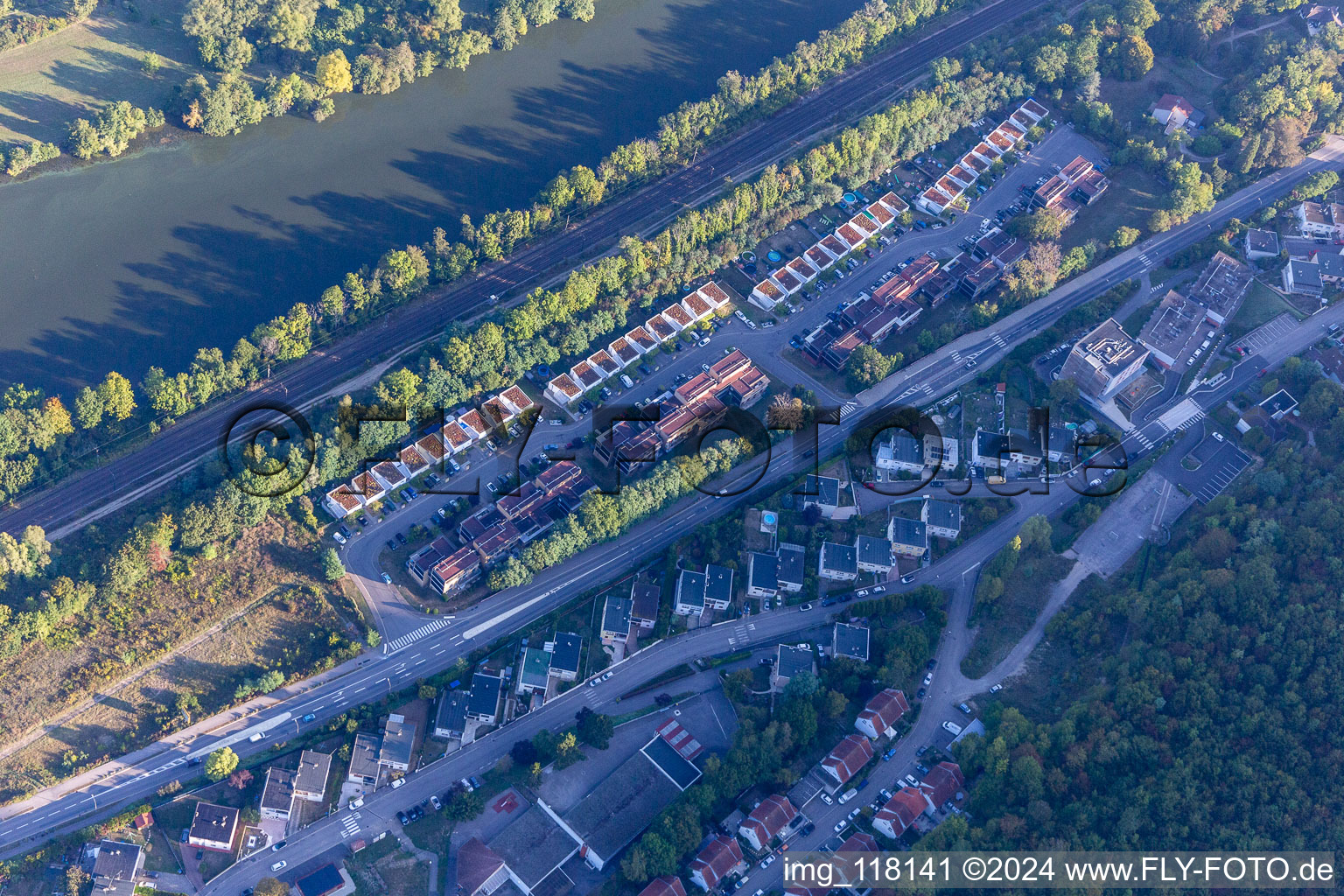 Luftbild von Wohnsiedlung über dem Moselufer: Avenue Mozart in Liverdun im Bundesland Meurthe-et-Moselle, Frankreich