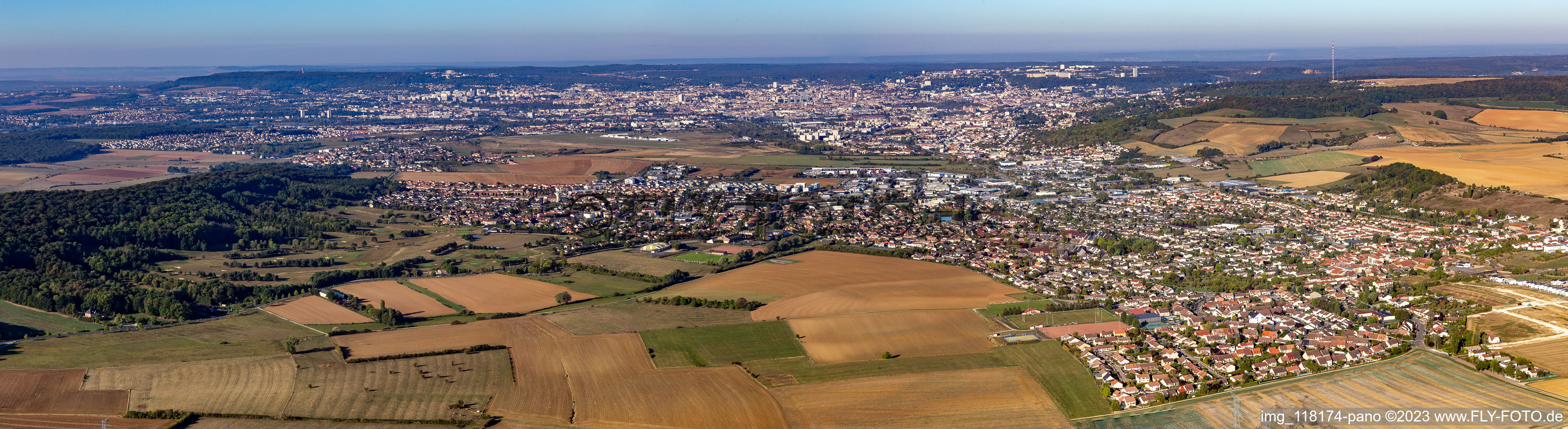 Luftaufnahme von Panoramaperspektive des Stadtgebiet mit Außenbezirken und Innenstadtbereich in Nancy in Grand Est im Bundesland Meurthe-et-Moselle, Frankreich