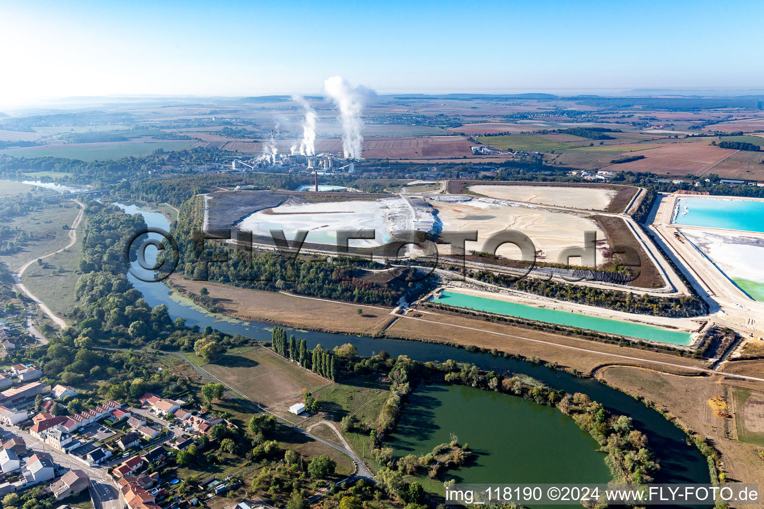 Türkisblaue Salinebecken zur Kalisalzgewinnung der Compagnie des Salins du Midi et des Salines de l'Est SA und Chemiewerk SEQENS La Madeleine (Novacarb) in Laneuveville-devant-Nancy in Grand Est im Bundesland Meurthe-et-Moselle, Frankreich