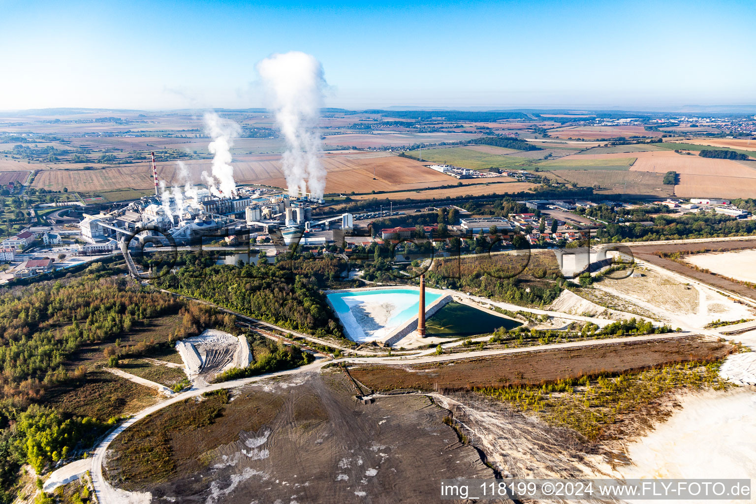 Luftbild von Türkisblaue Salinebecken zur Kalisalzgewinnung der Compagnie des Salins du Midi et des Salines de l'Est SA und Chemiewerk SEQENS La Madeleine (Novacarb) in Laneuveville-devant-Nancy in Grand Est im Bundesland Meurthe-et-Moselle, Frankreich