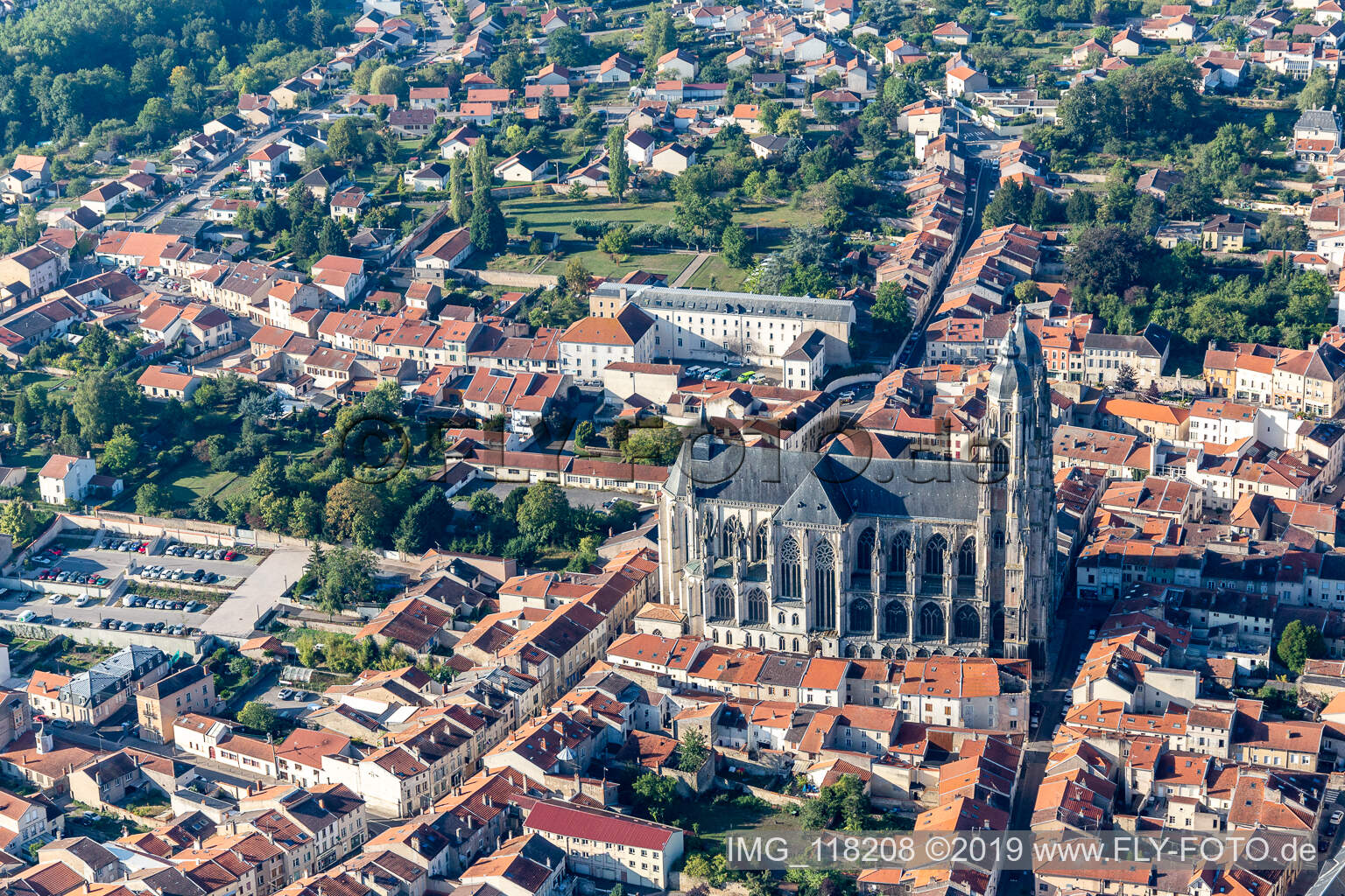 Luftbild von Basilique de Saint-Nicolas-de-Port im Bundesland Meurthe-et-Moselle, Frankreich