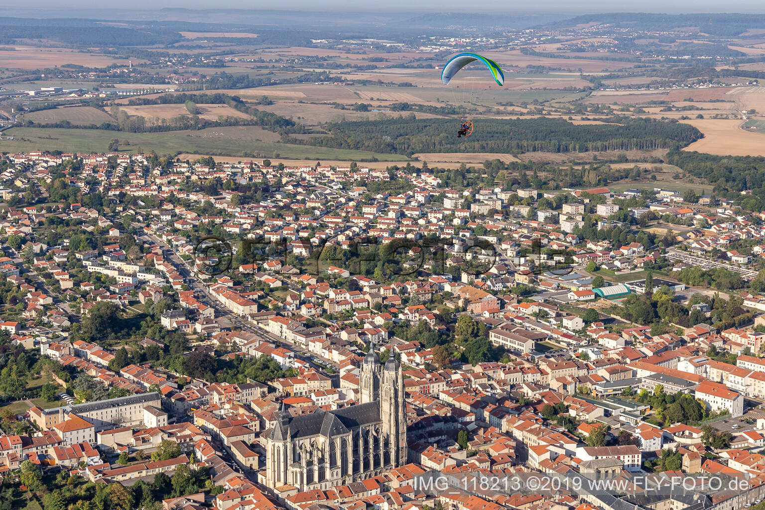Luftaufnahme von Basilique de Saint-Nicolas-de-Port im Bundesland Meurthe-et-Moselle, Frankreich