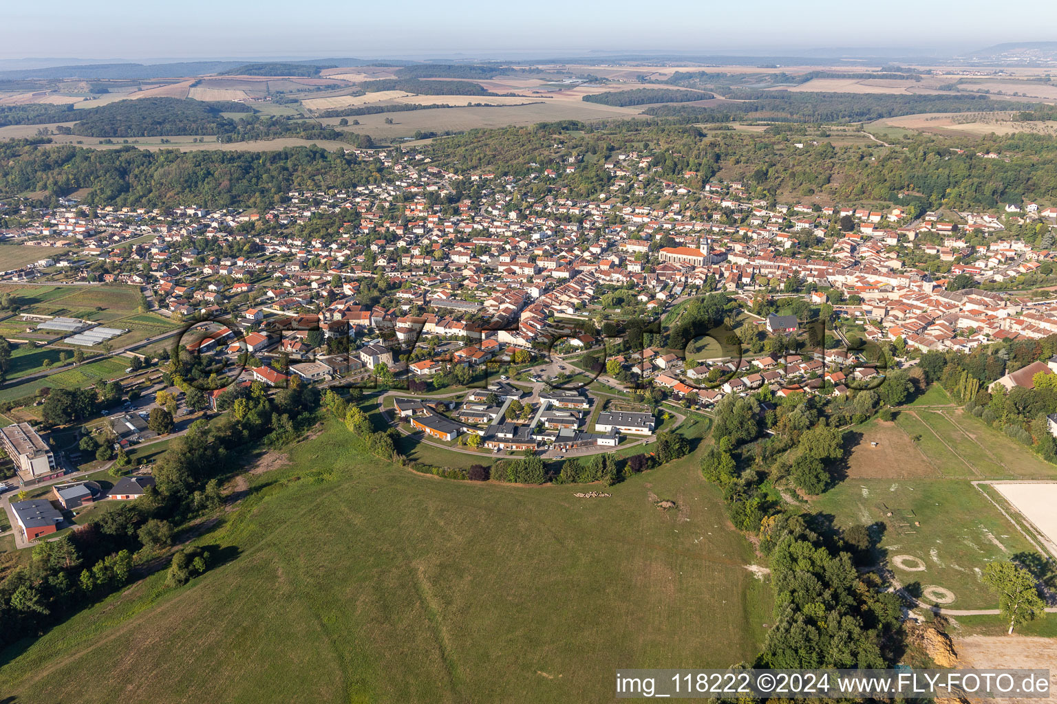 Ortsansicht der Straßen und Häuser der Wohngebiete in Rosieres-aux-Salines in Grand Est in Rosières-aux-Salines im Bundesland Meurthe-et-Moselle, Frankreich