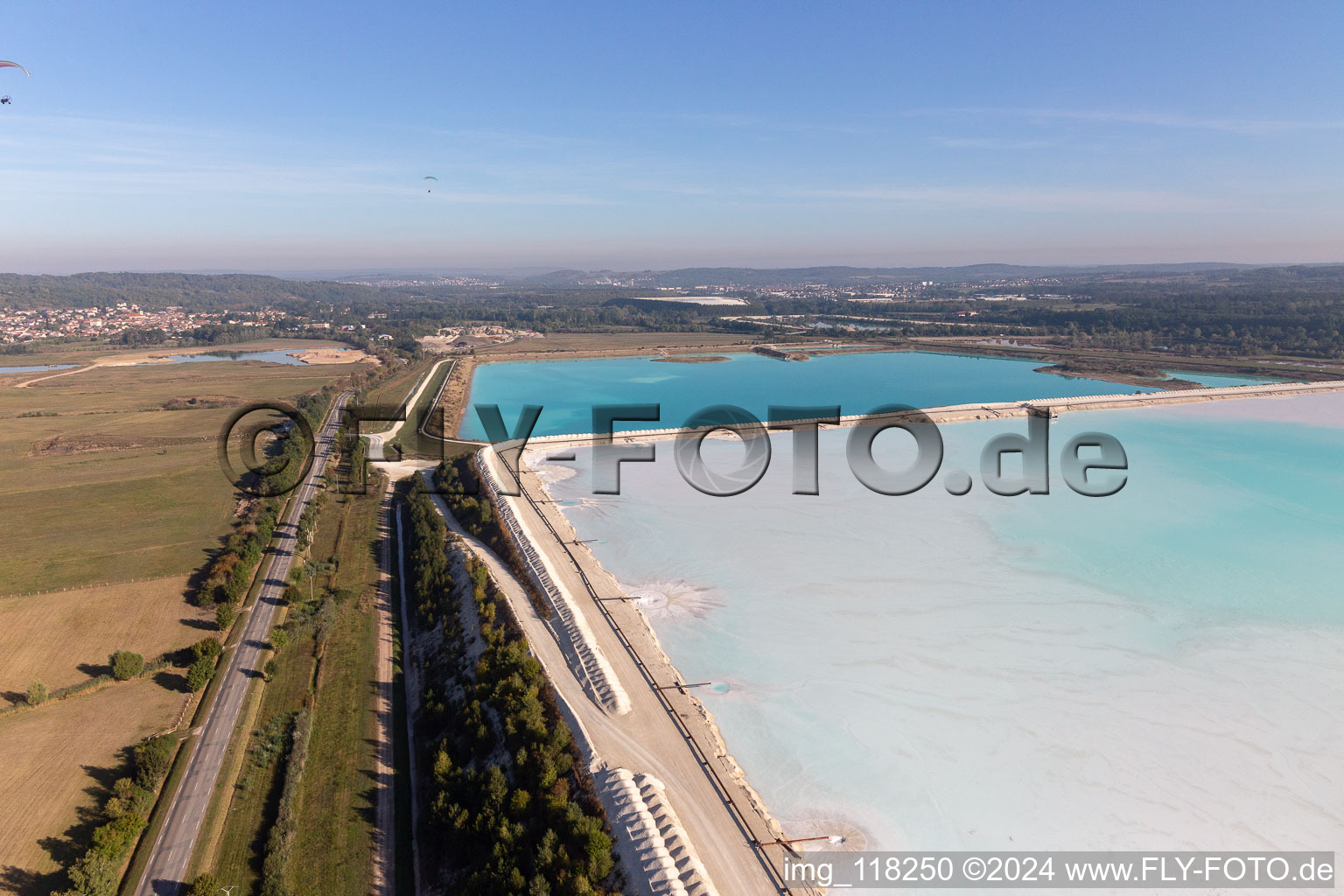 Türkisblaue Salinebecken zur Kalisalzgewinnung der Compagnie des Salins du Midi et des Salines de l'Est SA in Vigneulles in Grand Est in Rosières-aux-Salines im Bundesland Meurthe-et-Moselle, Frankreich