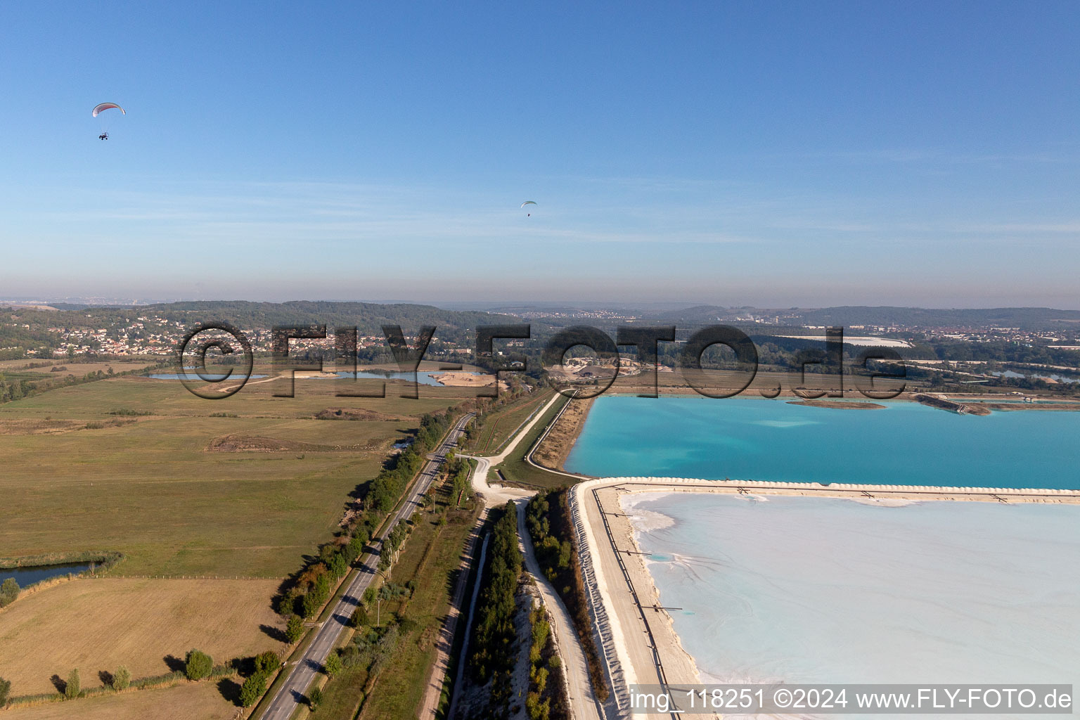 Drohnenbild von Salinen in Rosières-aux-Salines im Bundesland Meurthe-et-Moselle, Frankreich