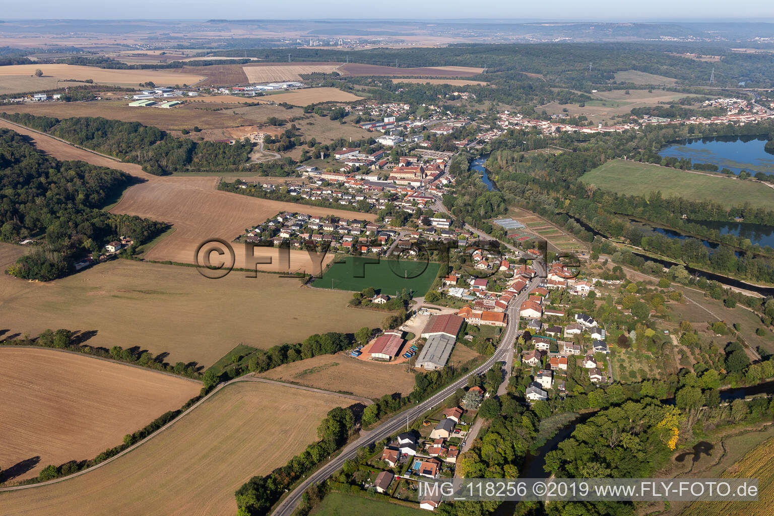 Luftaufnahme von Benediktinerkloster/Prieuré bénédictin à Flavigny-sur-Moselle im Bundesland Meurthe-et-Moselle, Frankreich