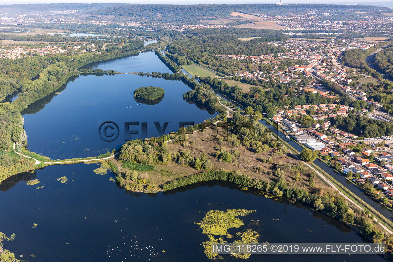 Luftbild von Seen zwischen Mosel und Canal de l'Est in Richardménil im Bundesland Meurthe-et-Moselle, Frankreich