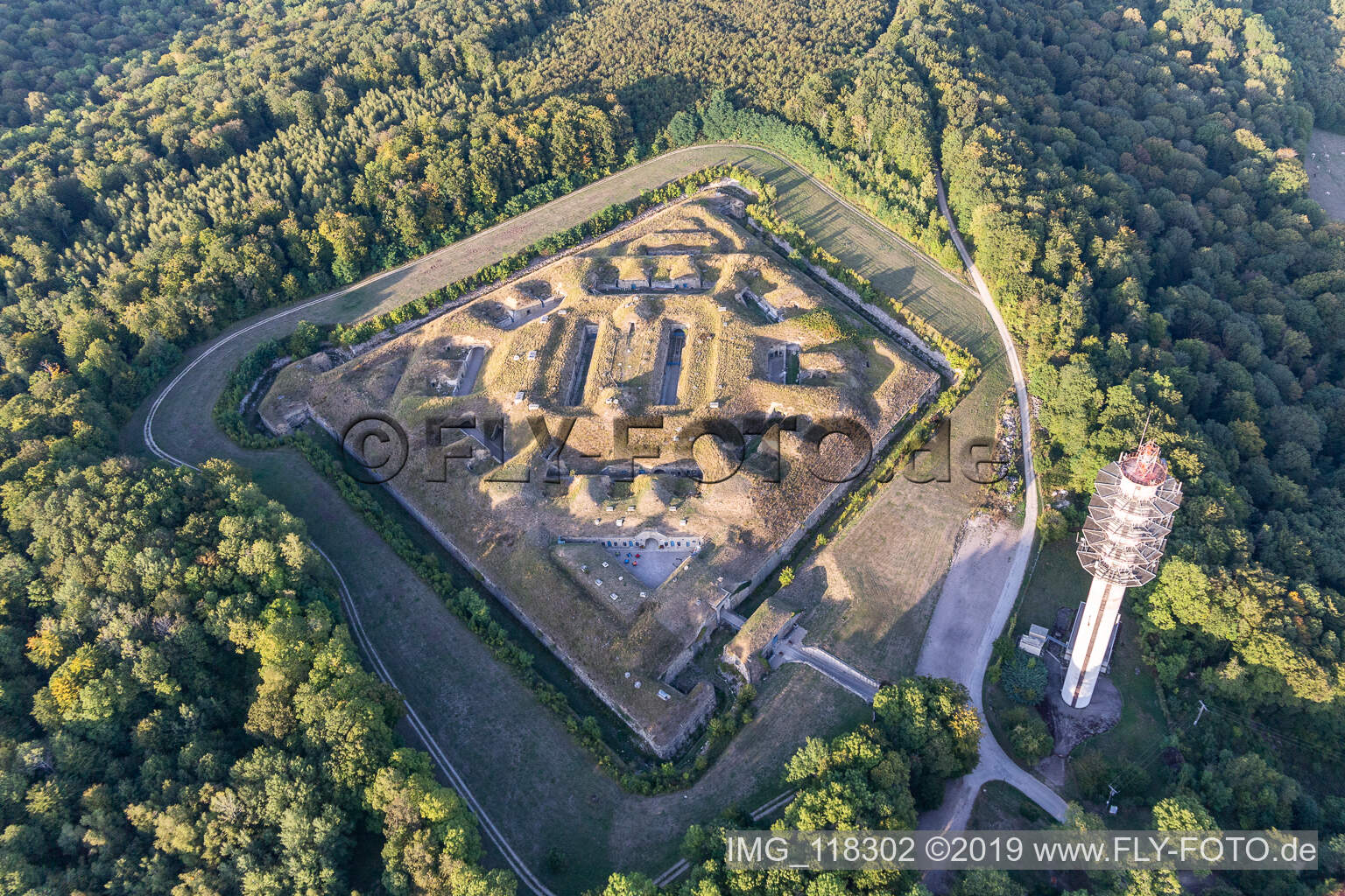 Luftaufnahme von Fragmente der Zitadelle- Festungsanlage " Fort de Bourlémont " an der Allée de Rivières in Mont-les-Neufchateau in Grand Est in Mont-lès-Neufchâteau im Bundesland Vosges, Frankreich