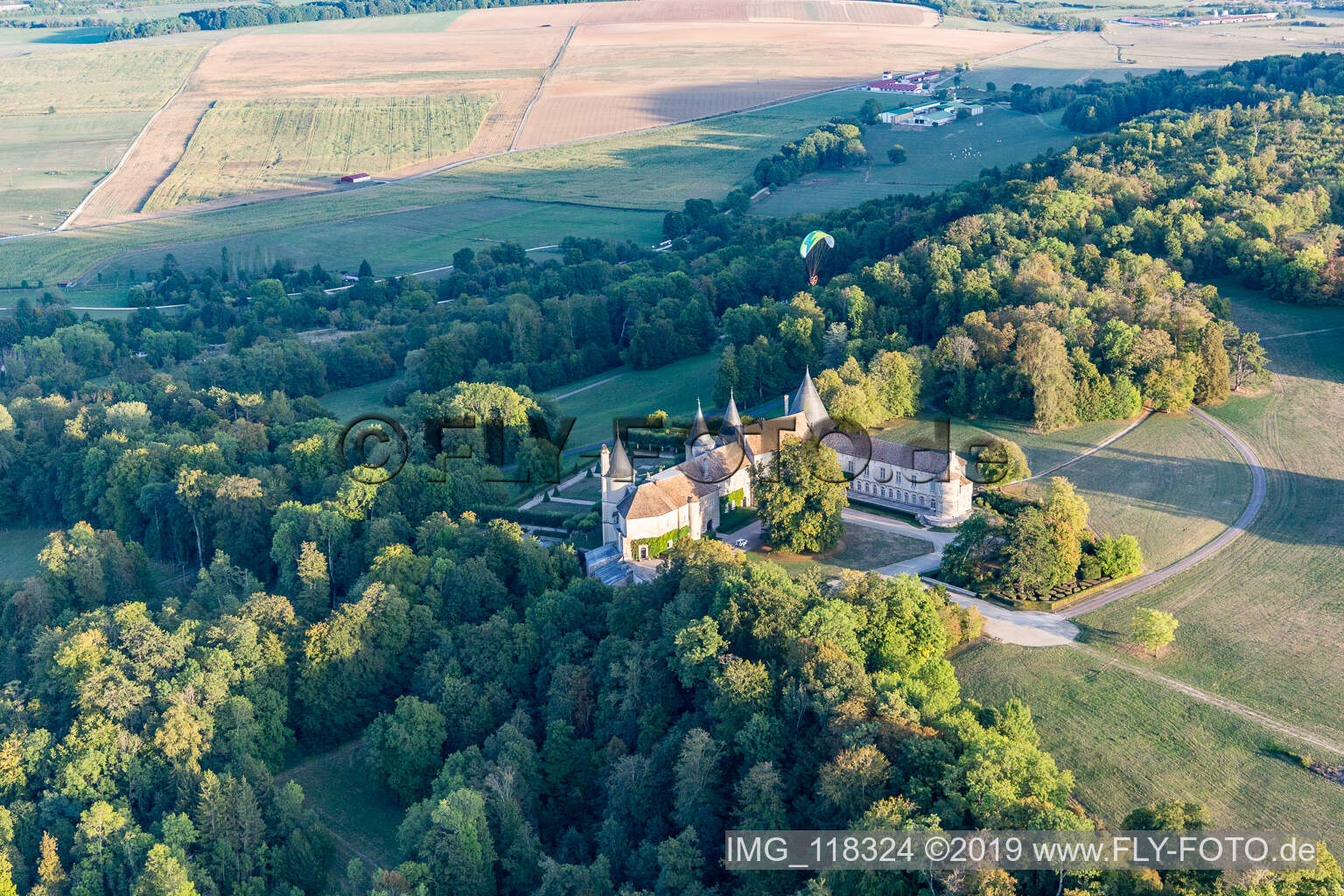 Chateau de Bourlémont in Frebécourt im Bundesland Vosges, Frankreich aus der Luft