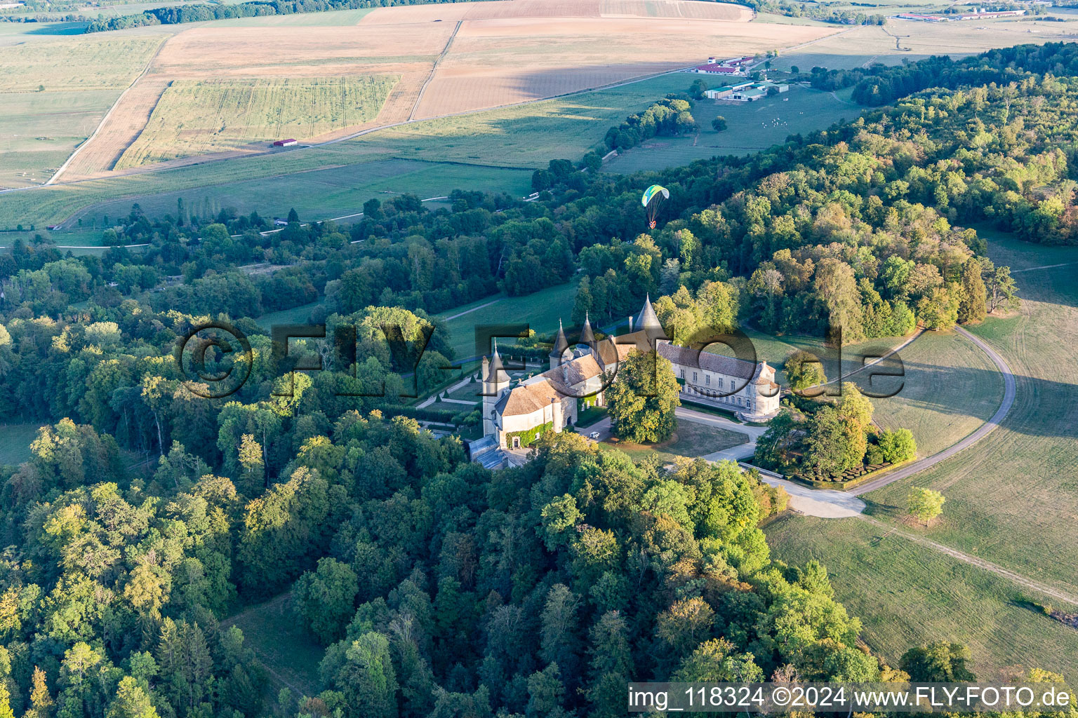 Chateau de Bourlémont in Frebécourt im Bundesland Vosges, Frankreich aus der Luft