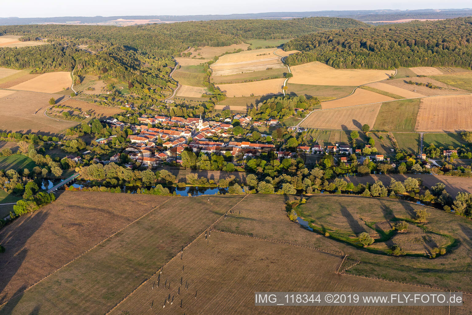 Luftaufnahme von Maxey-sur-Meuse im Bundesland Vosges, Frankreich