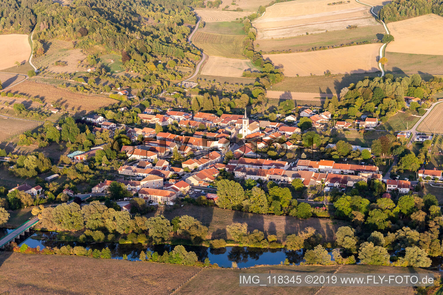 Dorfkern an den Fluß- Uferbereichen der Maas in Maxey-sur-Meuse in Grand Est im Bundesland Vosges, Frankreich
