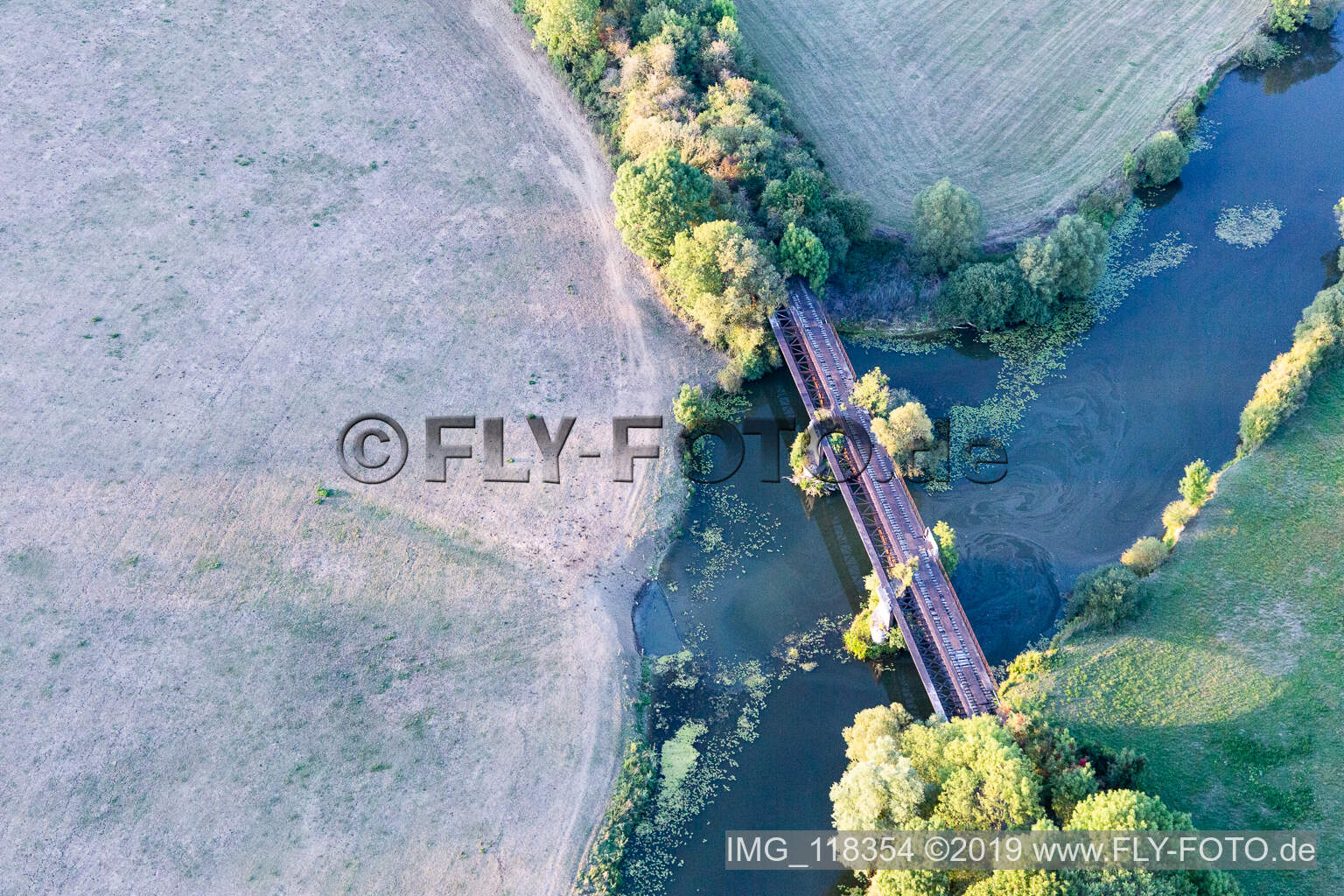 Luftaufnahme von Brücke über die Maas/La Meuse in Sauvigny, Frankreich