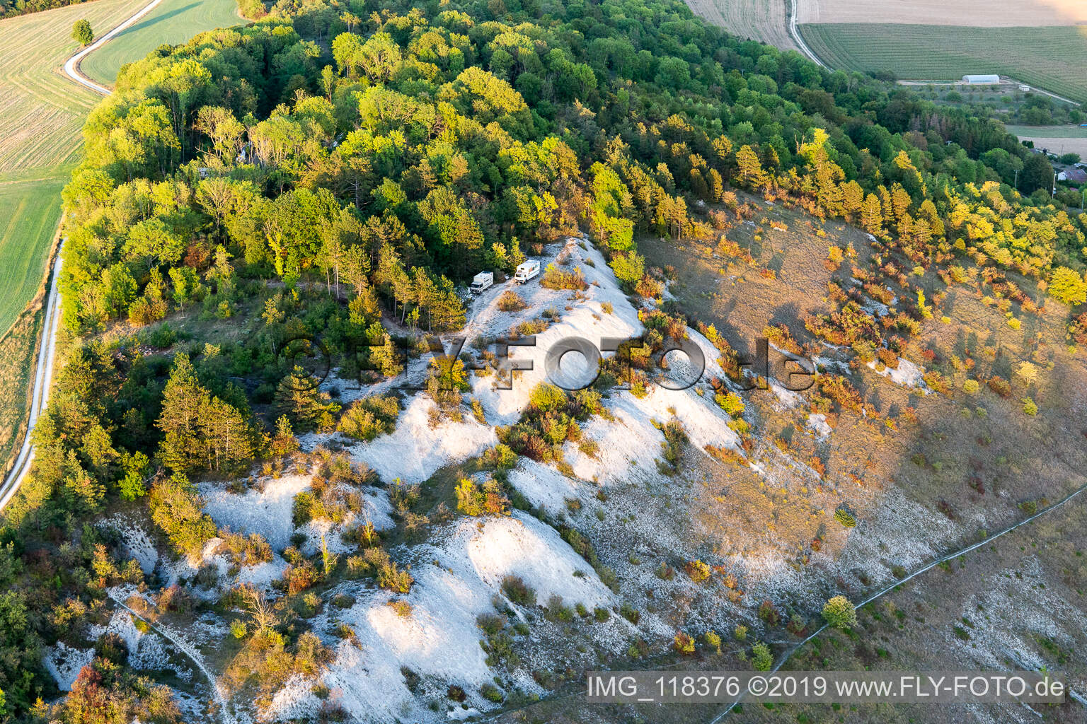 Luftaufnahme von Gleitschirmstartplätze oberhalb des Chètre in Champougny im Bundesland Meuse, Frankreich
