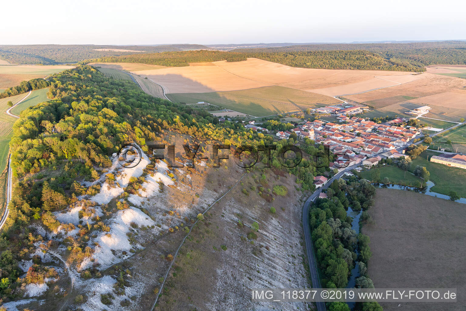 Schrägluftbild von Gleitschirmstartplätze oberhalb des Chètre in Champougny im Bundesland Meuse, Frankreich