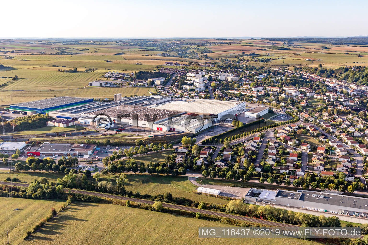 Gebäude und Produktionshallen auf dem Lebensmittelhersteller- Werksgelände Nestlé Waters Supply Est in Contrexeville in Grand Est in Contrexéville im Bundesland Vosges, Frankreich