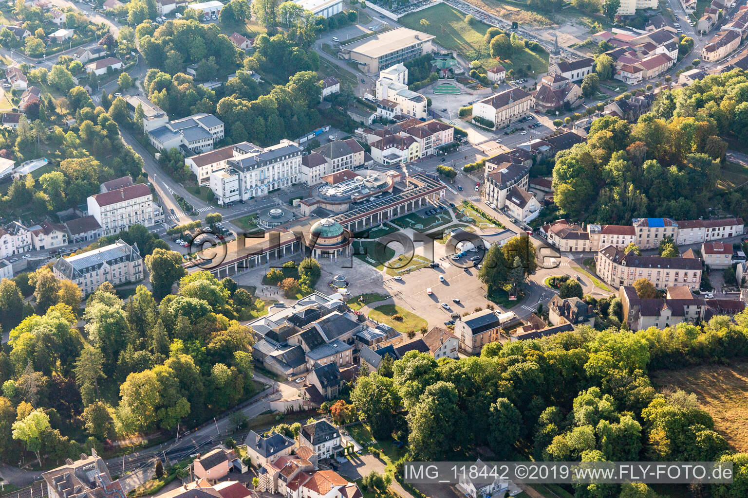 Luftbild von Gebäude der Therme und des Casinos Thermes de Contrexéville in Contrexeville in Grand Est im Bundesland Vosges, Frankreich
