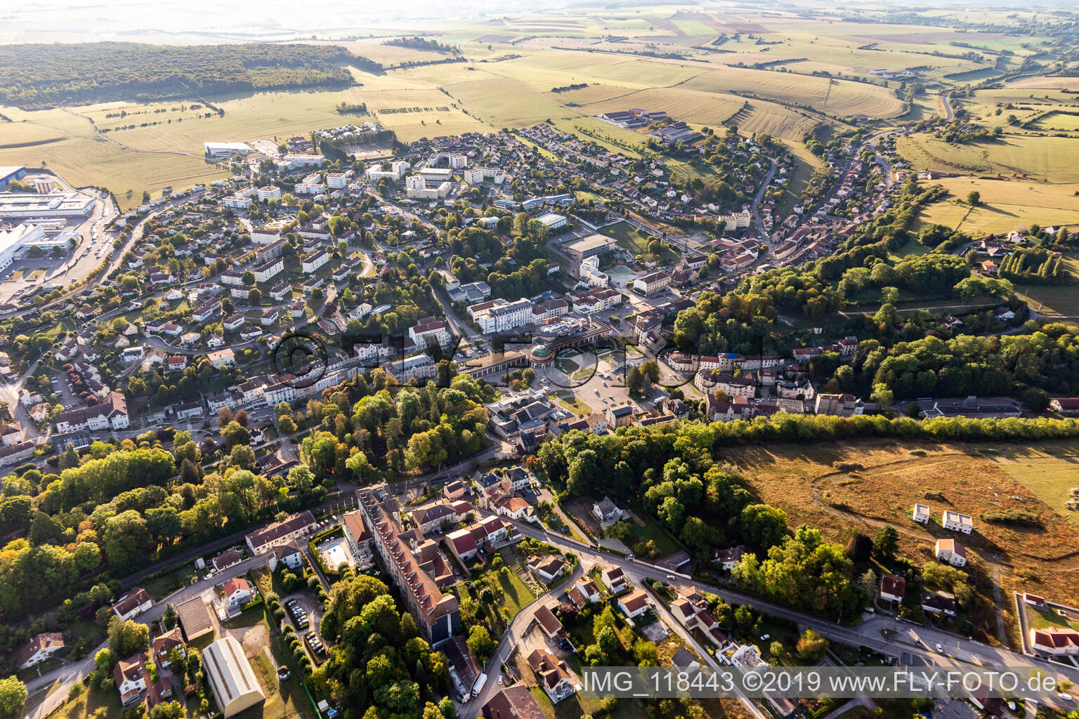 Luftbild von Contrexéville im Bundesland Vosges, Frankreich