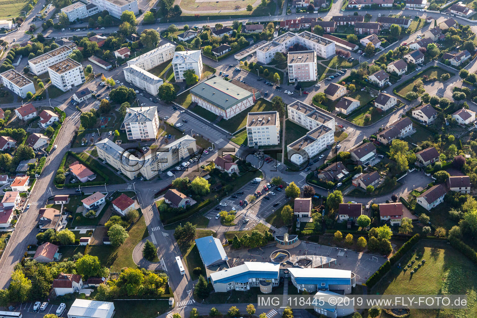 Luftbild von Ecole Primaire Stanislas Lesczynski in Contrexéville im Bundesland Vosges, Frankreich