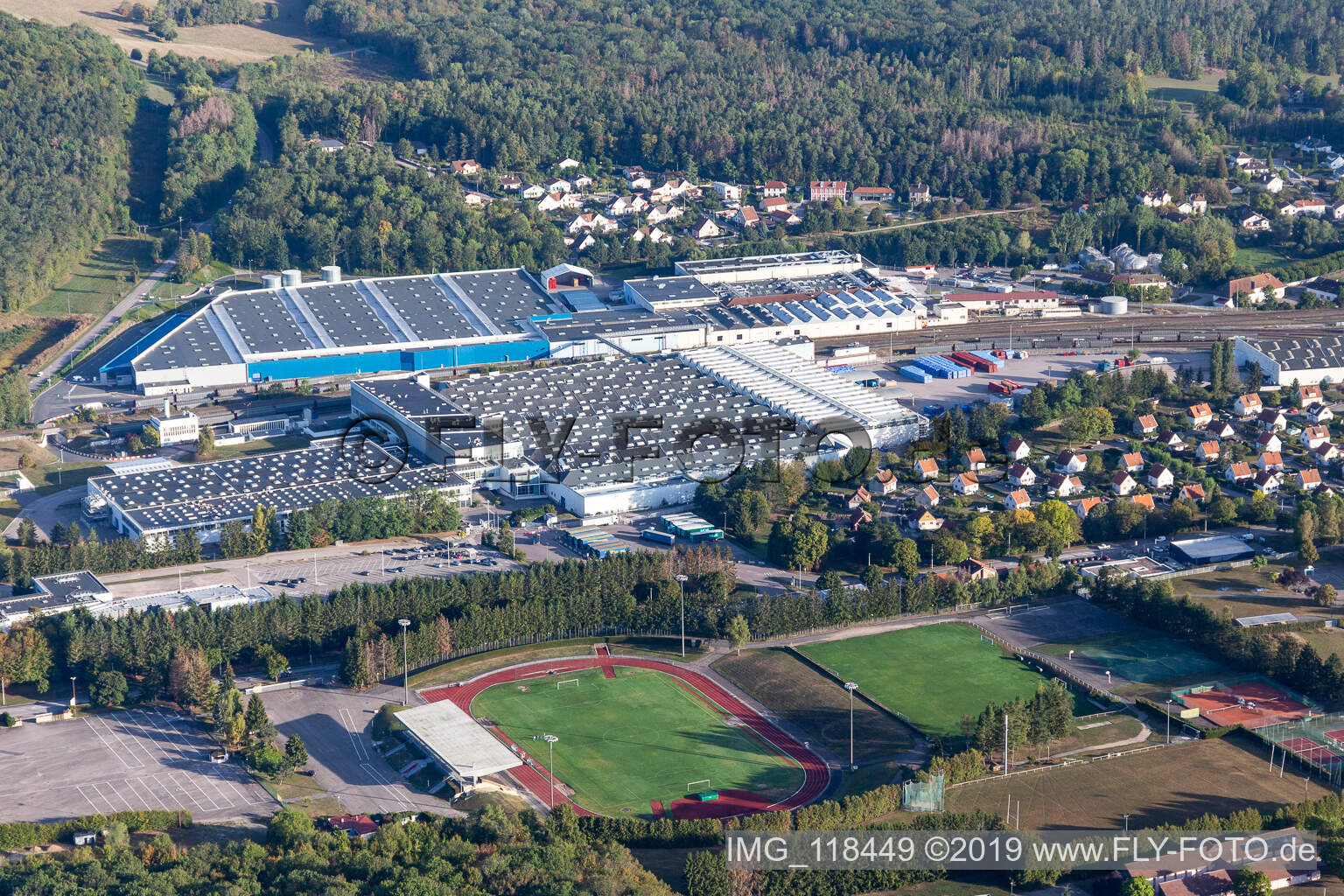 Gebäude und Produktionshallen auf dem Lebensmittelhersteller- Werksgelände Nestle Waters Supply Est in Vittel in Grand Est im Bundesland Vosges, Frankreich