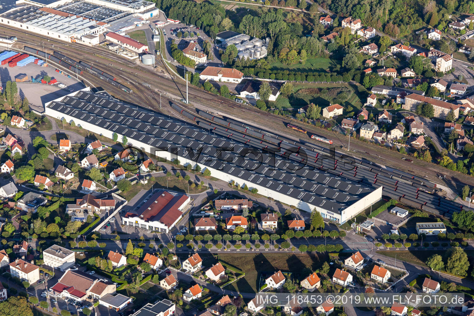 Luftbild von Gebäude und Produktionshallen auf dem Lebensmittelhersteller- Werksgelände Nestle Waters Supply Est in Vittel in Grand Est im Bundesland Vosges, Frankreich