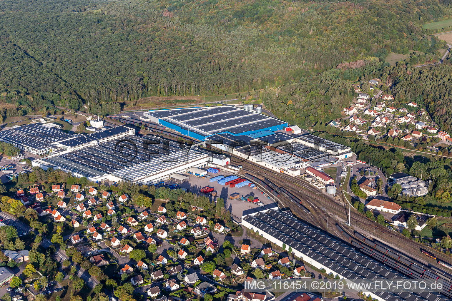 Luftaufnahme von Gebäude und Produktionshallen auf dem Lebensmittelhersteller- Werksgelände Nestle Waters Supply Est in Vittel in Grand Est im Bundesland Vosges, Frankreich