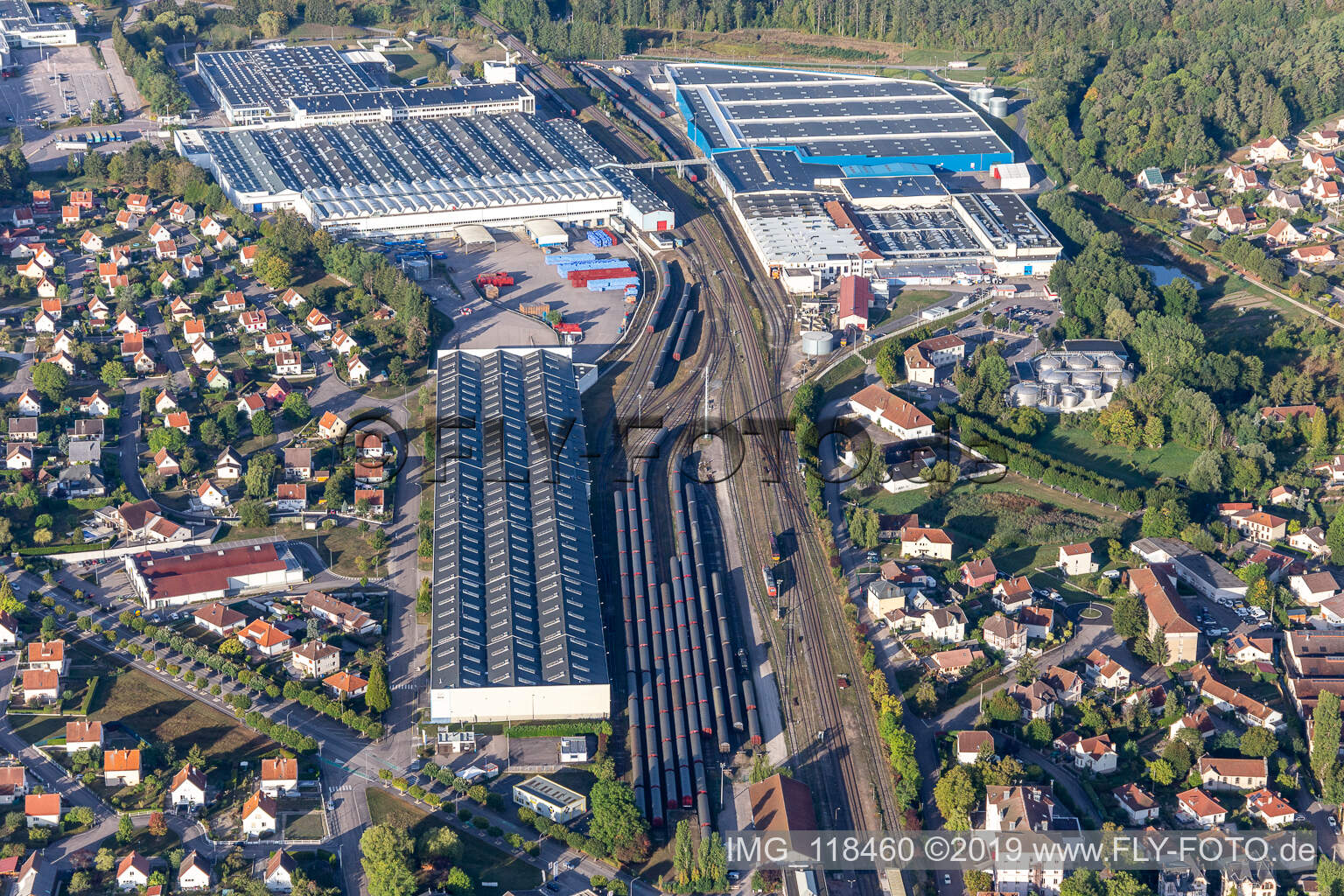 Schrägluftbild von Gebäude und Produktionshallen auf dem Lebensmittelhersteller- Werksgelände Nestle Waters Supply Est in Vittel in Grand Est im Bundesland Vosges, Frankreich