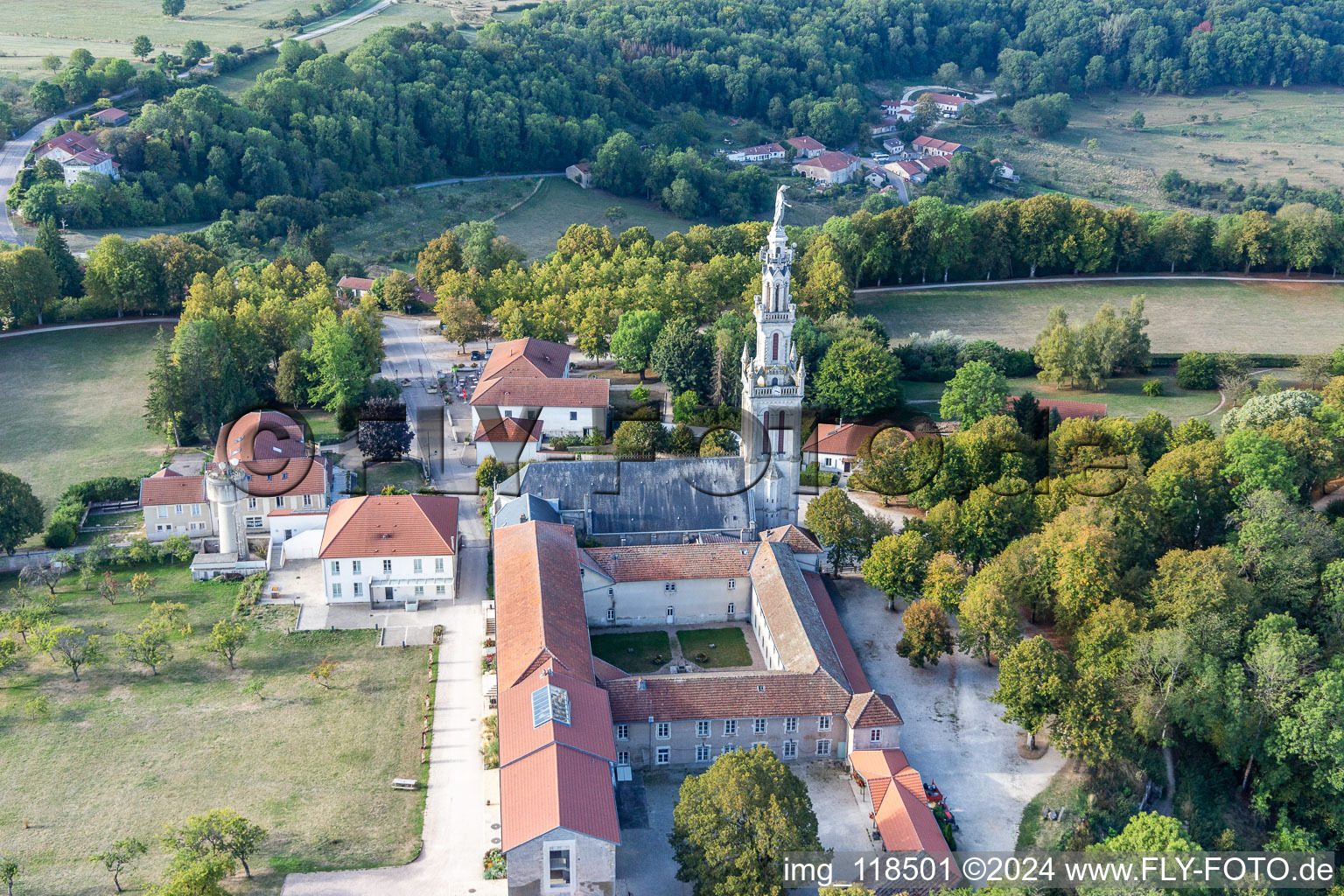 Schrägluftbild von Basilique de Sion in Saxon-Sion im Bundesland Meurthe-et-Moselle, Frankreich