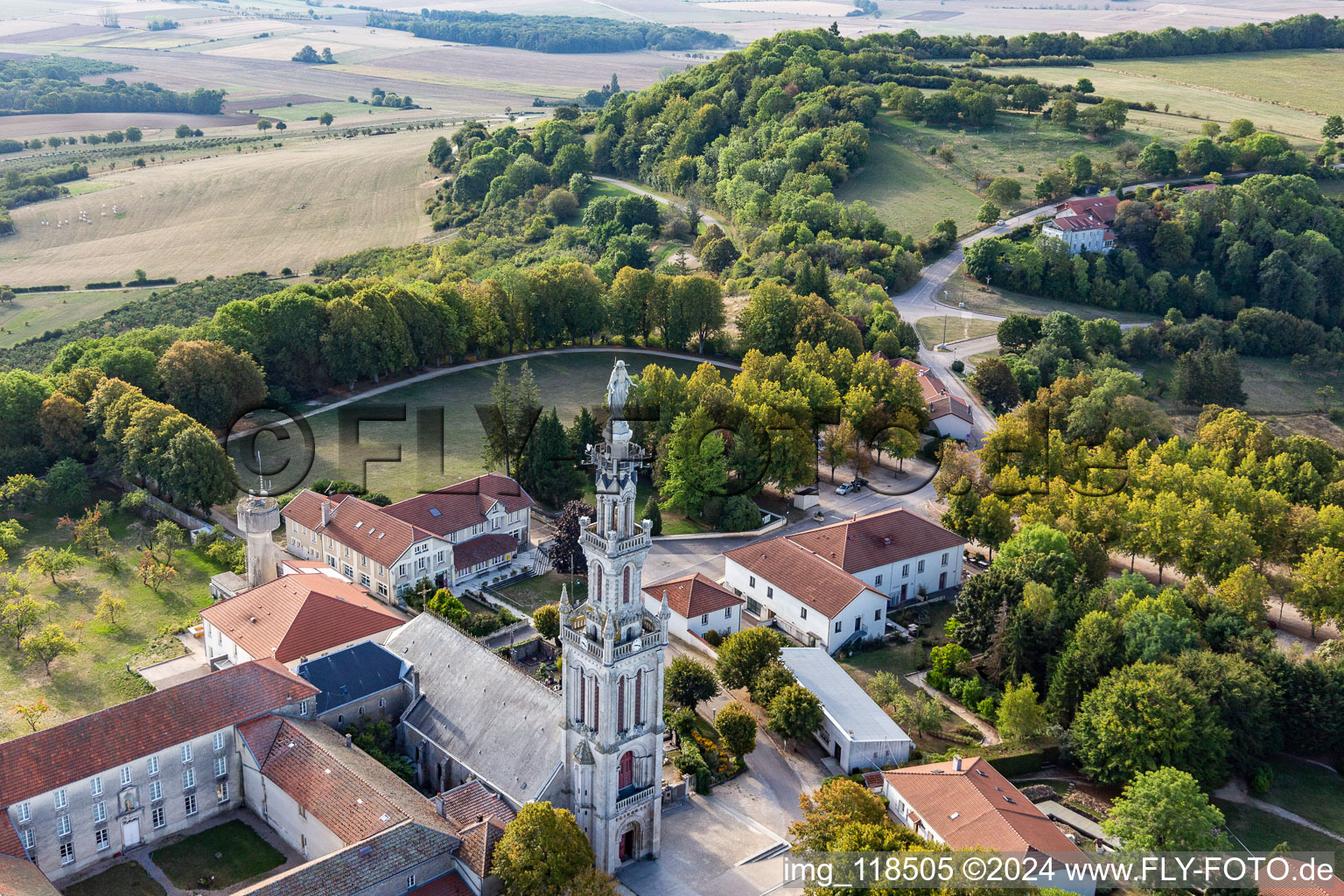Luftbild von Kirchenturm und Turm- Dach am Kirchengebäude der Basilique Notre-Dame de Sion auf einem bewaldeten Hügel in Saxon-Sion in Grand Est im Bundesland Meurthe-et-Moselle, Frankreich