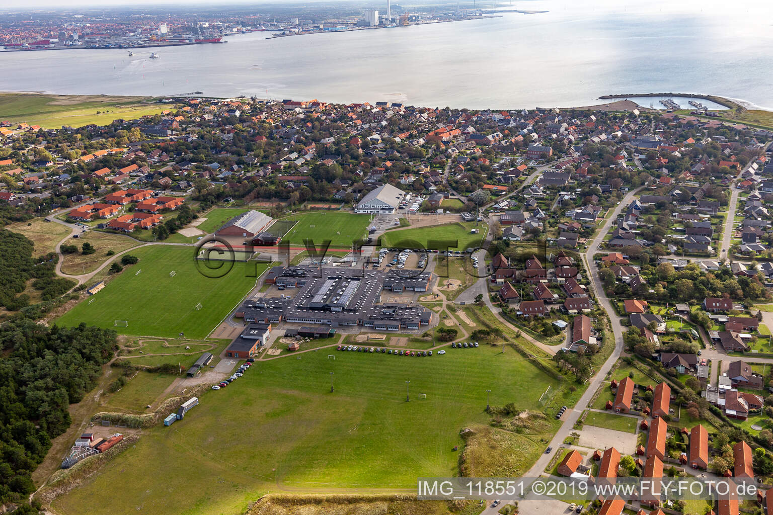 Luftbild von Fanø Skole og bibliotek in Nordby im Bundesland Syddanmark, Dänemark