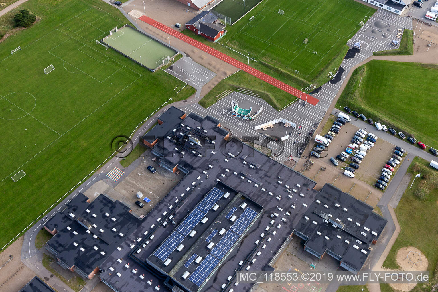 Luftaufnahme von Fanø Skole og bibliotek in Nordby im Bundesland Syddanmark, Dänemark