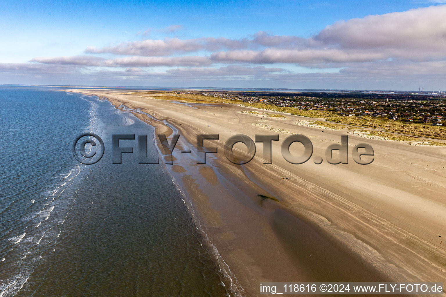 Sandstrand- Landschaft entlang des Küsten- Verlaufes an der Westküste der Nordseeinsel in Fanö in  in Fanø im Bundesland Syddanmark, Dänemark