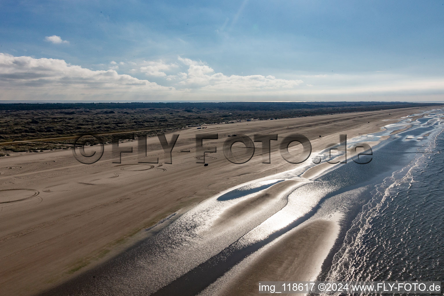 Von Autos befahrener Sandstrand entlang des Küsten- Verlaufes an der Westküste der Nordseeinsel in Fanö in in Fanø im Bundesland Syddanmark, Dänemark
