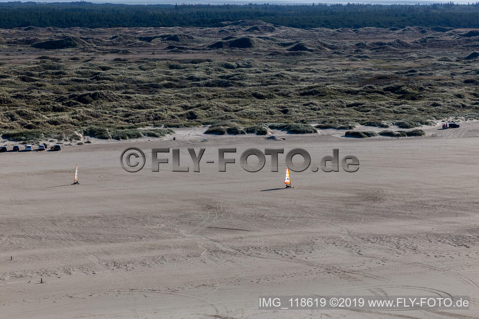 Buggies und Kiter am Sandstrand in Fanø im Bundesland Syddanmark, Dänemark