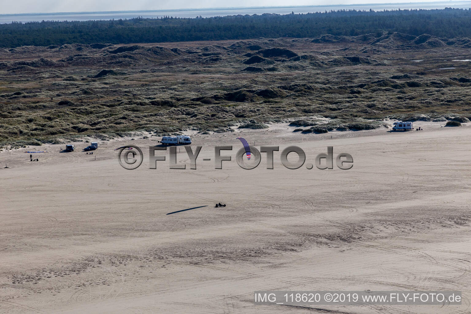 Luftbild von Buggies und Kiter am Sandstrand in Fanø im Bundesland Syddanmark, Dänemark