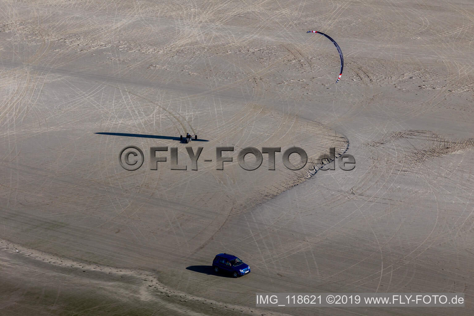 Luftaufnahme von Buggies und Kiter am Sandstrand in Fanø im Bundesland Syddanmark, Dänemark