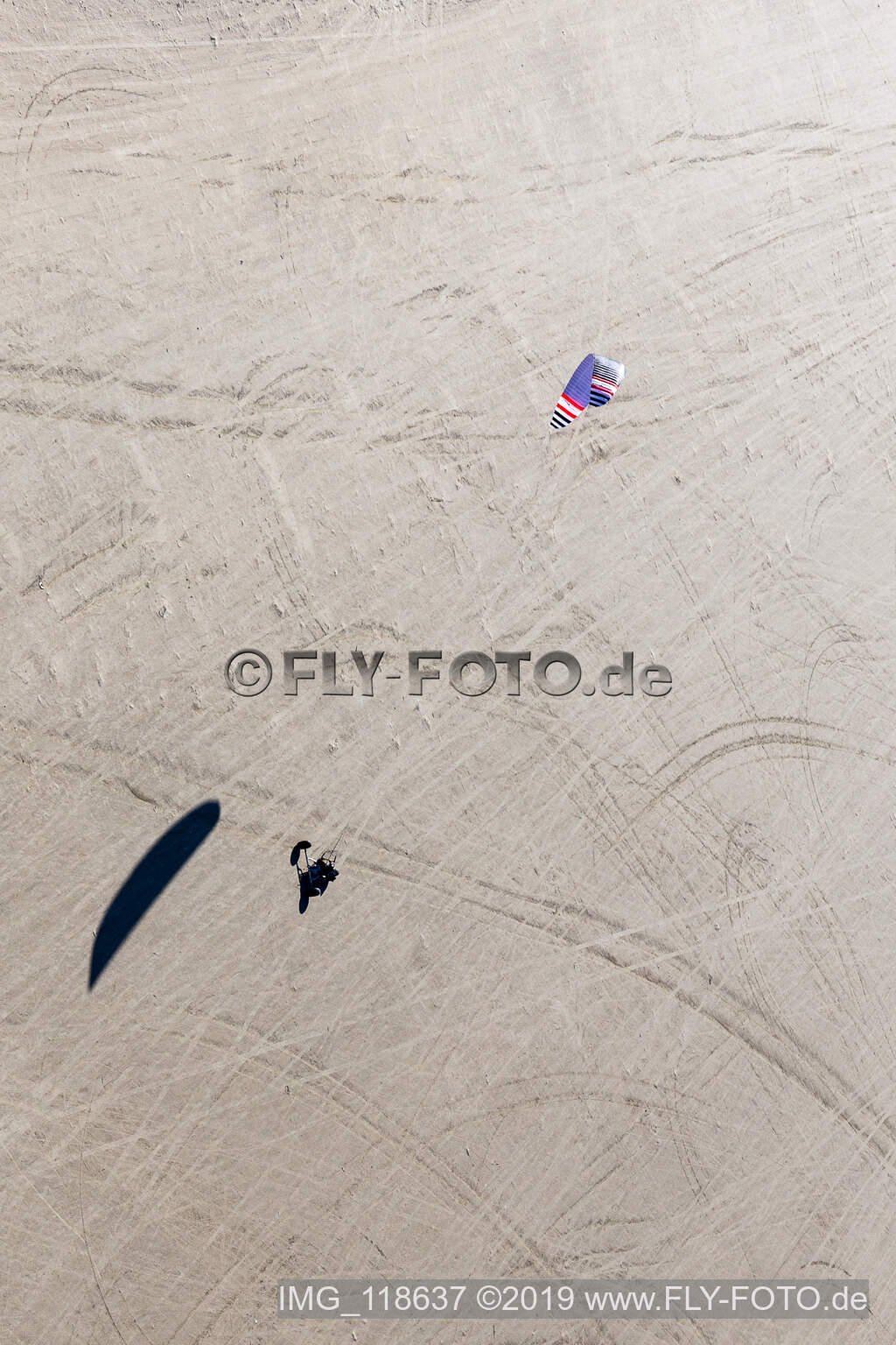 Buggies und Kiter am Sandstrand in Fanø im Bundesland Syddanmark, Dänemark aus der Vogelperspektive