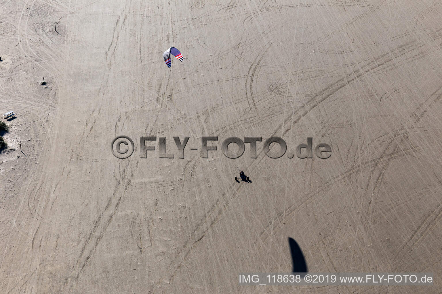 Buggies und Kiter am Sandstrand in Fanø im Bundesland Syddanmark, Dänemark aus der Luft betrachtet