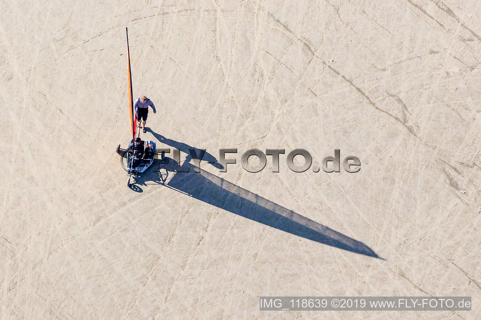 Drohnenaufname von Buggies und Kiter am Sandstrand in Fanø im Bundesland Syddanmark, Dänemark