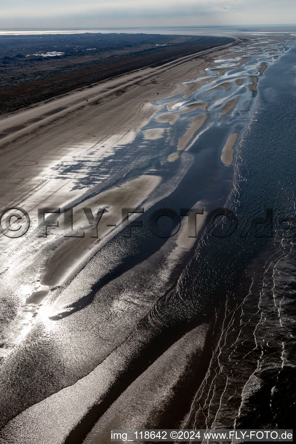 Luftbild von Von Autos befahrener Sandstrand entlang des Küsten- Verlaufes an der Westküste der Nordseeinsel in Fanö in in Fanø im Bundesland Syddanmark, Dänemark