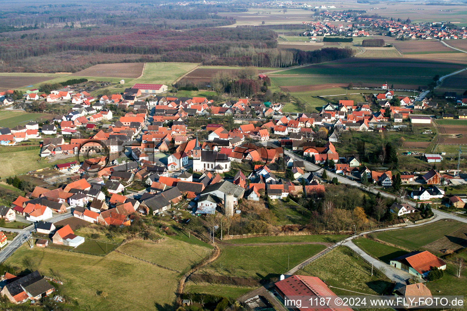 Dorf - Ansicht am Rande von landwirtschaftlichen Feldern und Nutzflächen in Salmbach in Grand Est im Bundesland Bas-Rhin, Frankreich