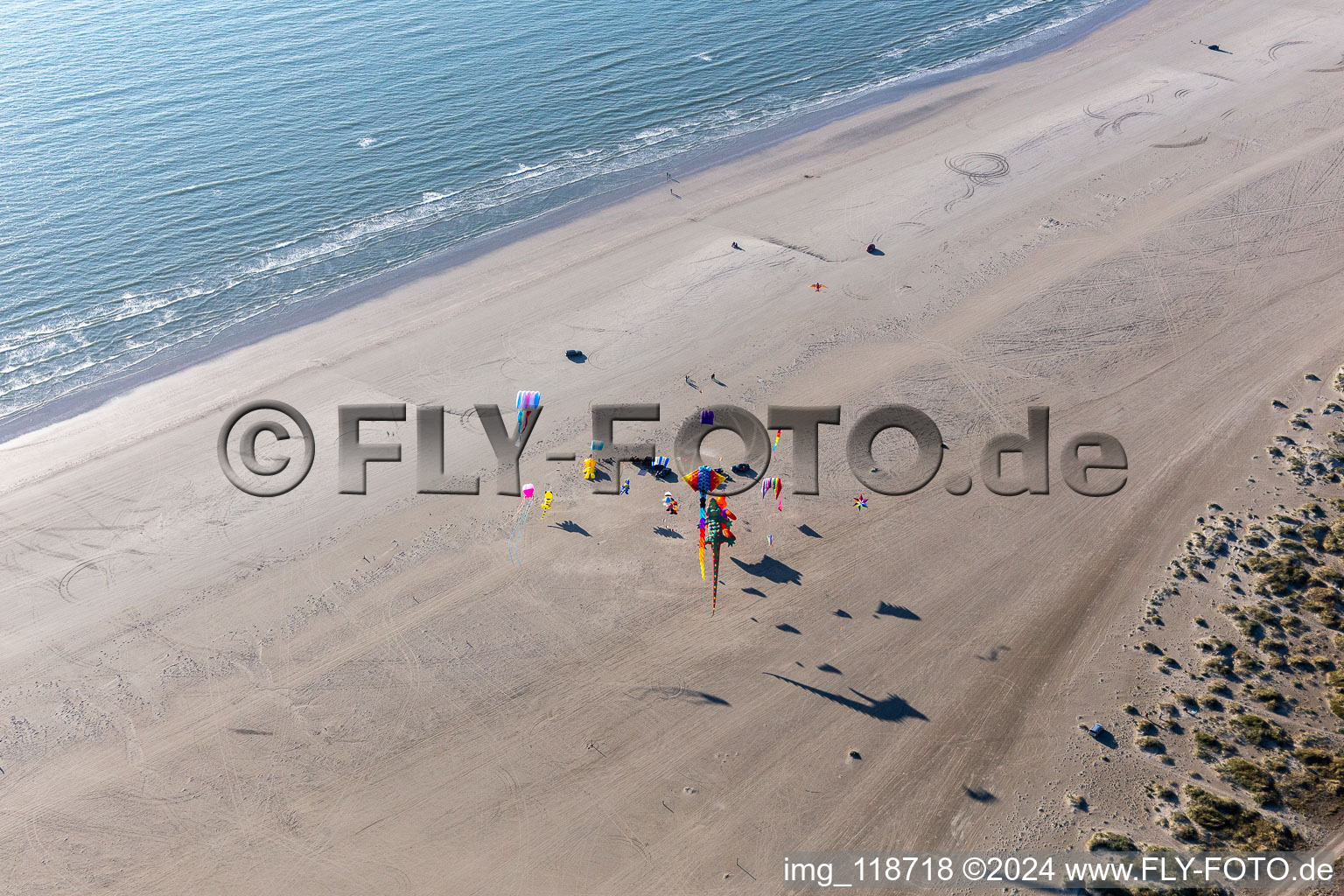 Luftbild von Bunte Drachen über dem Sandstrand an der Westküste der Nordseeinsel in Fanö in in Fanø im Bundesland Syddanmark, Dänemark