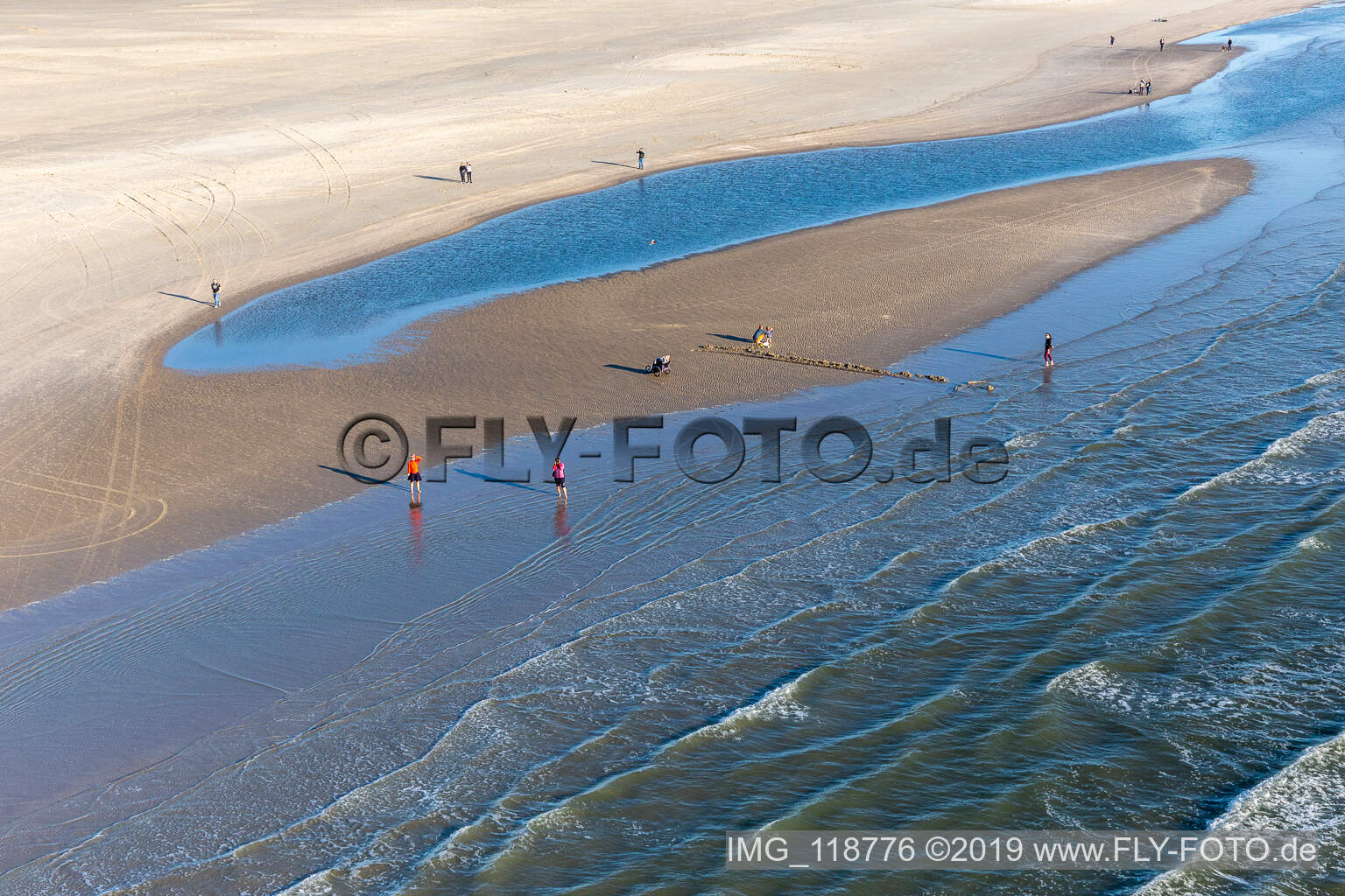 Schrägluftbild von Fanoe Bad Beach in Fanø im Bundesland Syddanmark, Dänemark
