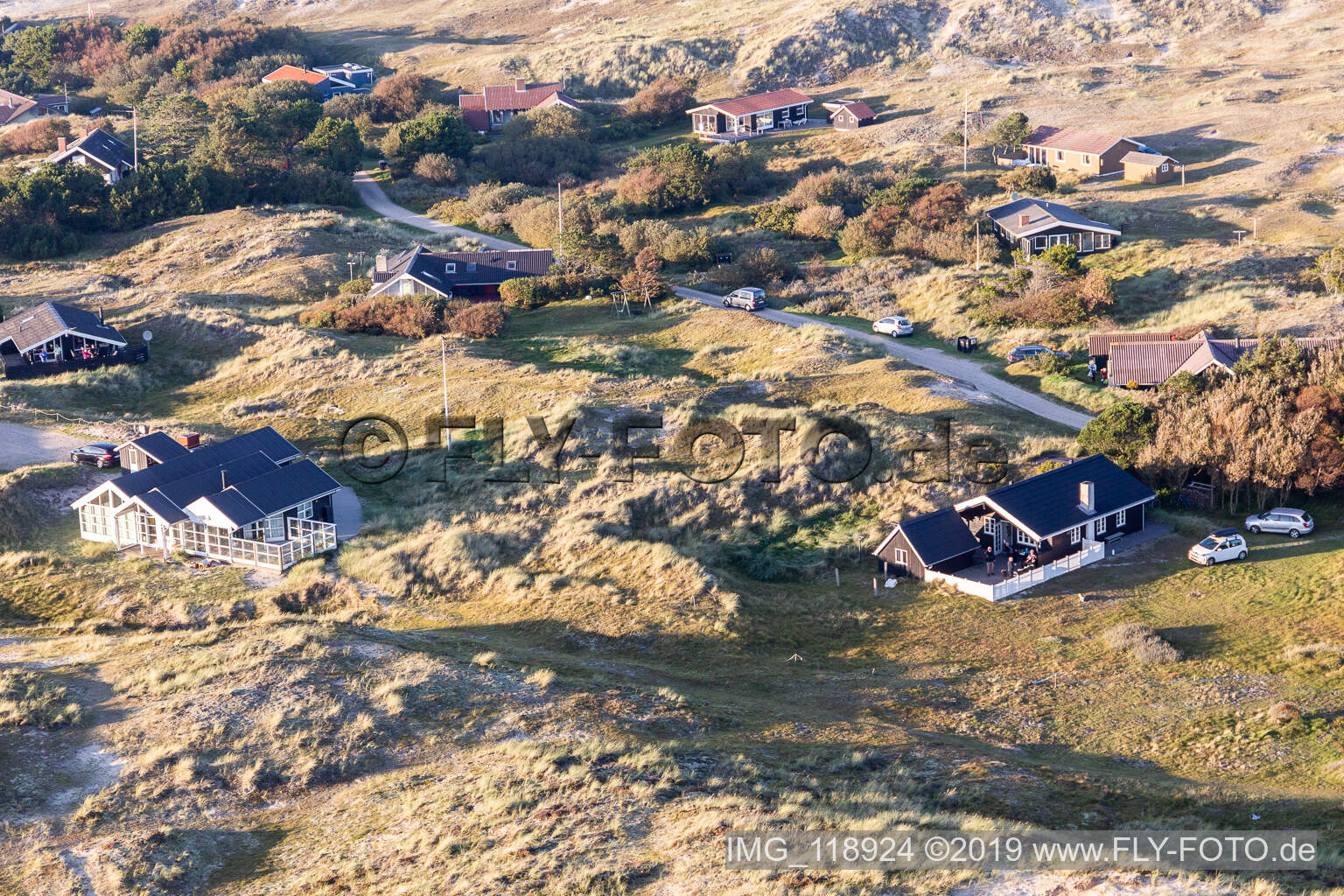 Luftaufnahme von Hyggeligge Ferienhäuser in den Dünen in Sønderho im Bundesland Syddanmark, Dänemark
