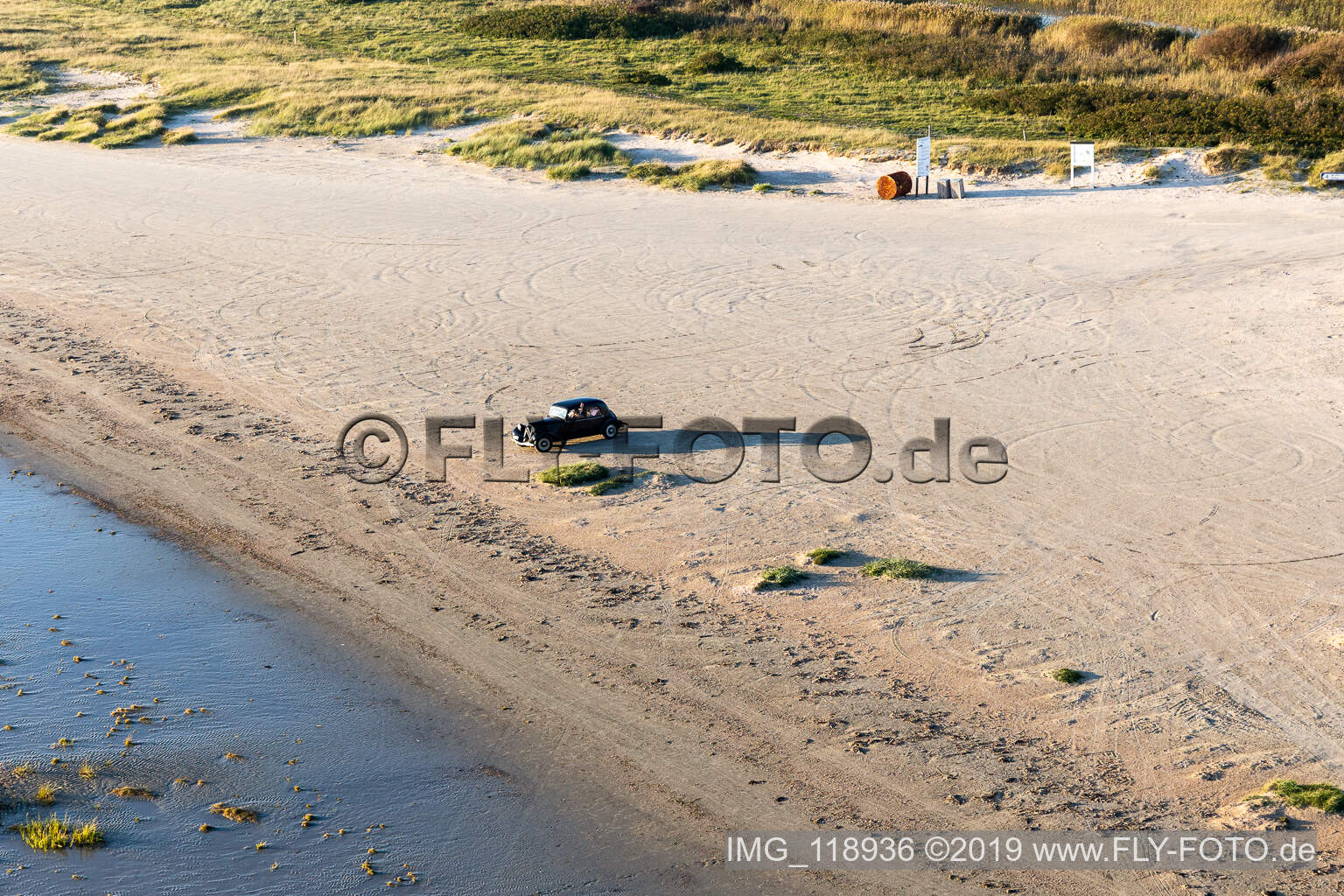 Sandstrand mit Oldtimer Citroen auf der Nordseeinsel in Fanö in Region Syddanmark in Fanø, Dänemark
